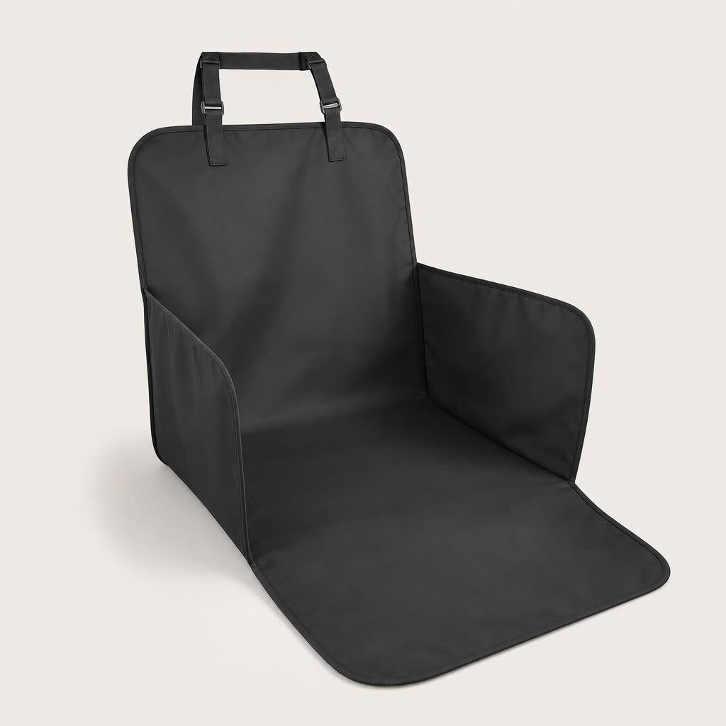 Funda protectora de asiento instalada en el coche con un perro