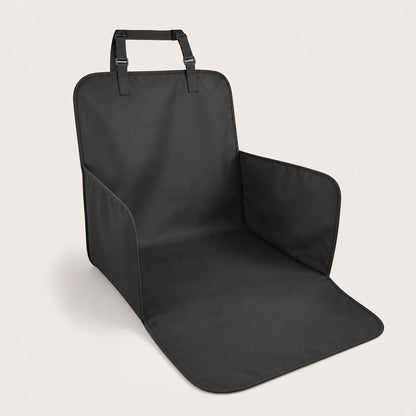 Funda protectora de asiento instalada en el coche con un perro